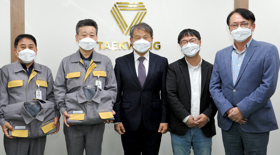 ‘친환경 작업복 전달식’ 기념촬영 사진