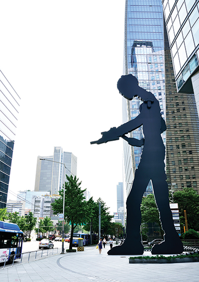 서울 광화문 흥국생명빌딩에 위치한 '해머링 맨' 전경