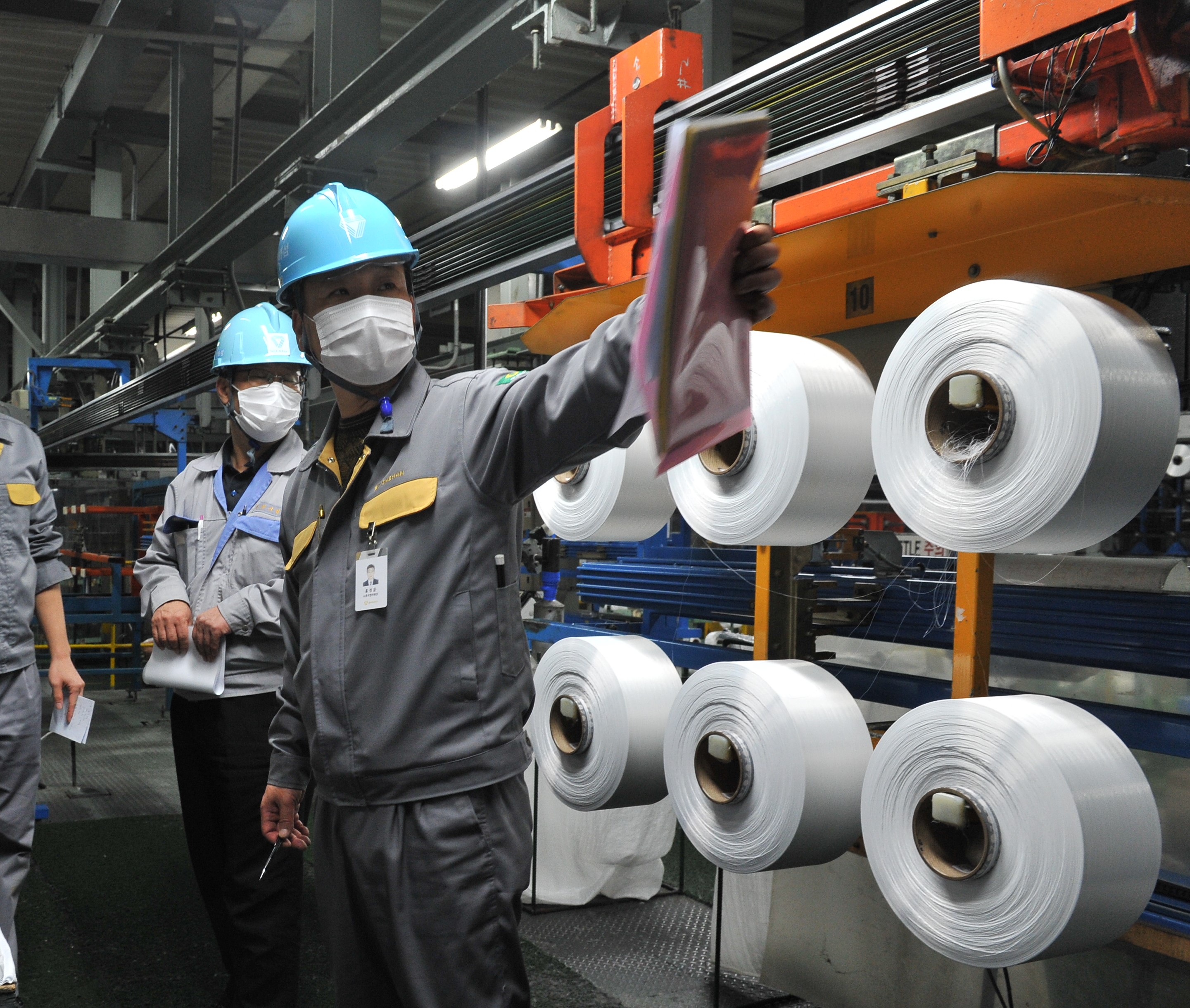 태광그룹 섬유·석유화학 계열사 태광산업이 공장 내 안전사고 예방과 경각심 고취를 위한 가이드북을 제작해 주요 생산 공장 임직원들에게 배포했다. [사진=태광산업 제공]