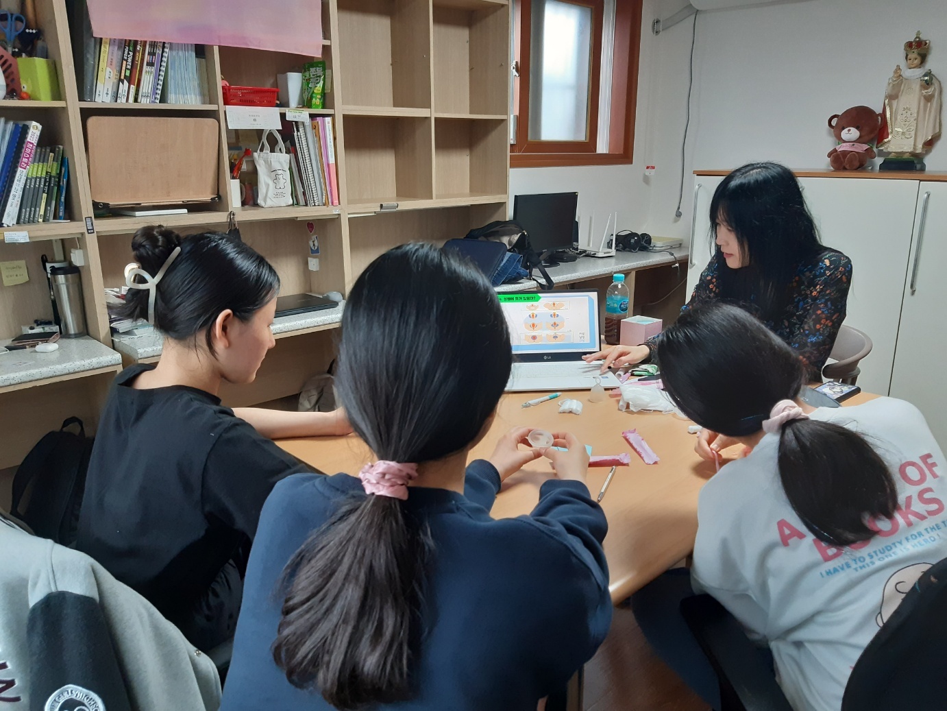 흥국생명과 청소년성문화센터의 전문강사가 그룹홈 청소년을 대상으로 디지털 성범죄 예방교육을 진행하고 있다. [사진=흥국생명 제공]