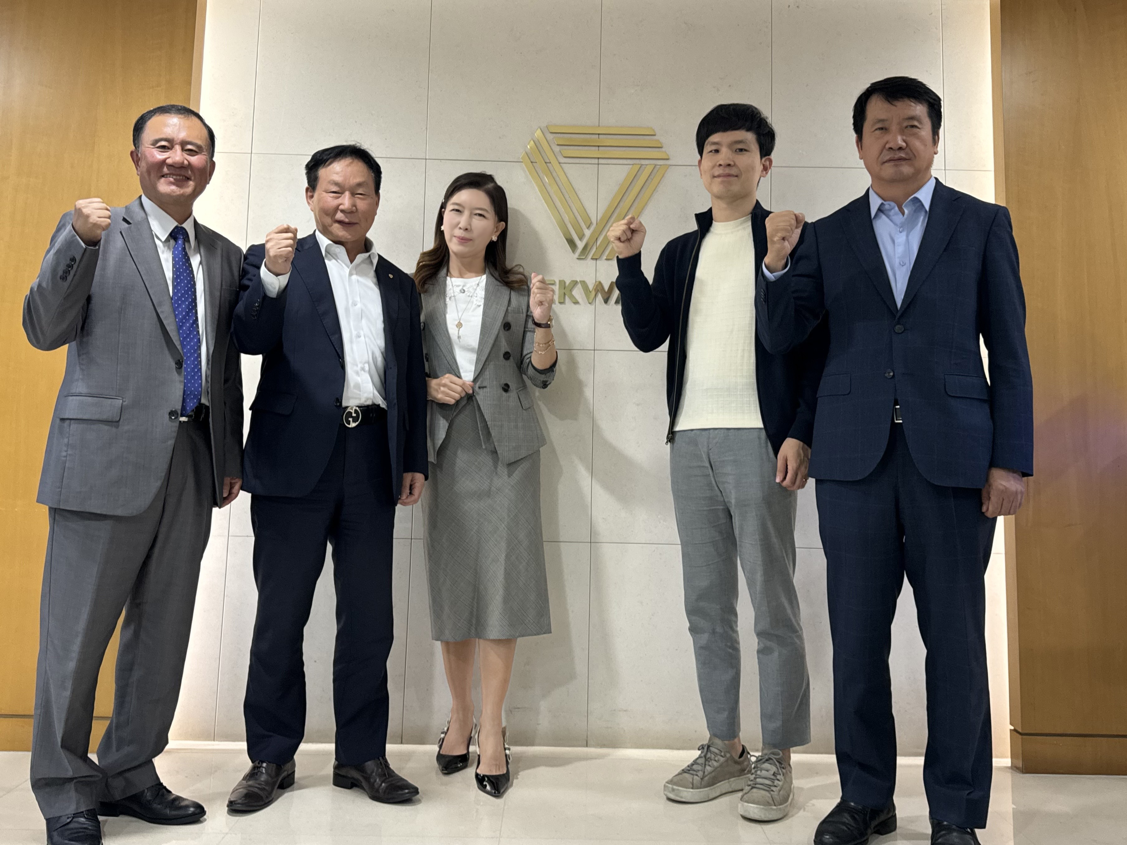 태광그룹 섬유·석유화학 계열사 태광산업이 ESG위원회를 출범시켰다. 사진 왼쪽부터 최영진 사외이사, 조진환 대표이사, 남유선 사외이사(위원장), 최원준 사외이사, 정철현 대표이사 [사진=태광산업 제공] 