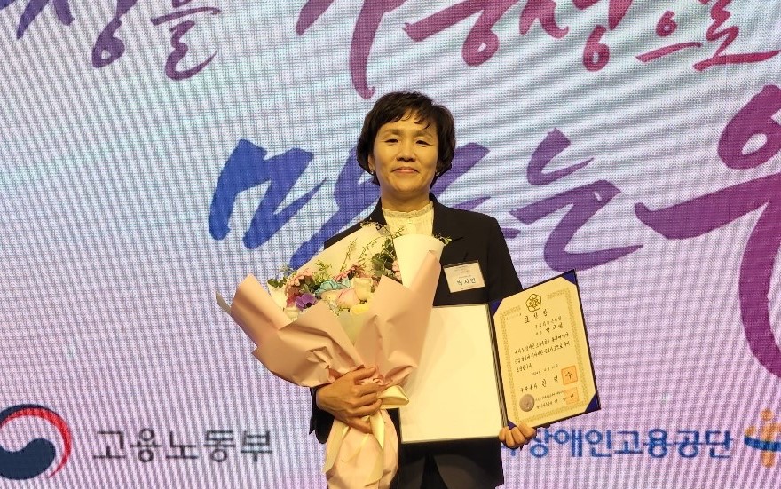 태광그룹 인프라·레저 부문 계열사 티시스의 장애인 표준사업장 큰희망이 장애인 일자리 개선 공로를 인정받아 국무총리 표창을 수상했다. 수상자로 선정된 박지연 경영지원팀장이 시상식에서 기념촬영을 하고 있다. [사진=태광그룹 제공]