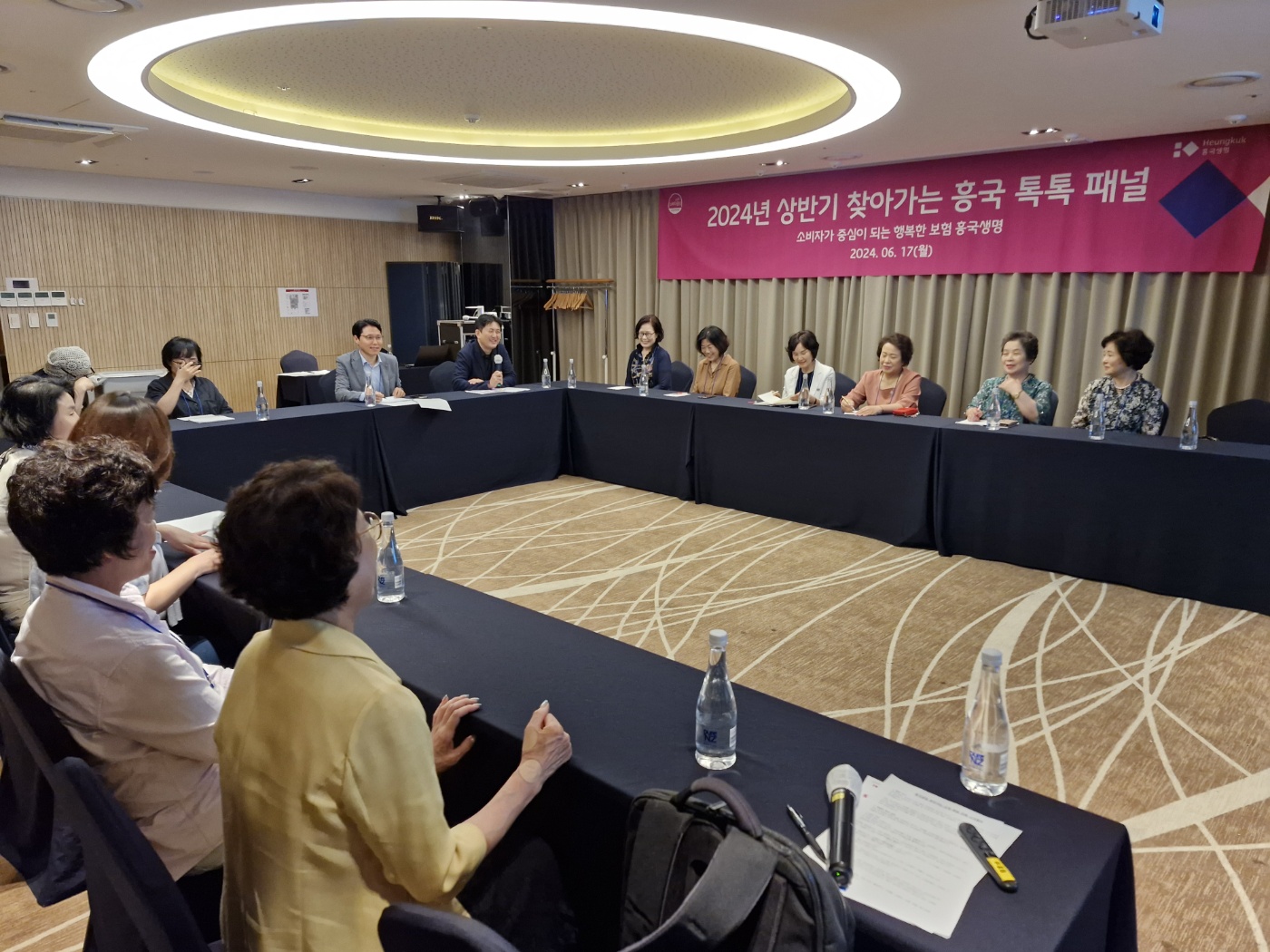 흥국생명 ‘톡톡 패널’이 지난 17일 부산 라마다 앙코르 호텔에서 신상품 아이디어 및 비대면 서비스에 대한 의견을 나누고 있다.